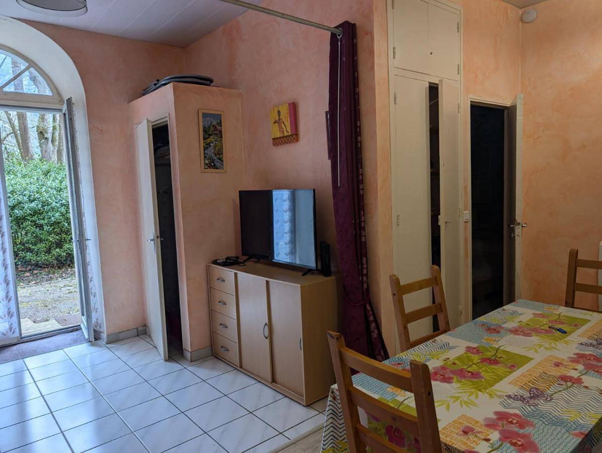 Appartement entier, Appartement de plain pied , jardin et grande terrasse in Ussat, Ariège
