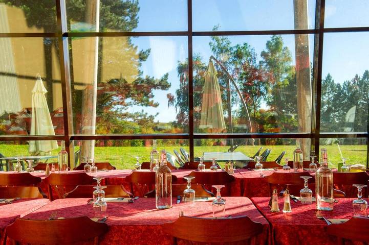 Club vacances pour 2 personnes, avec piscine ainsi que jardin et terrasse en Auvergne - 4
