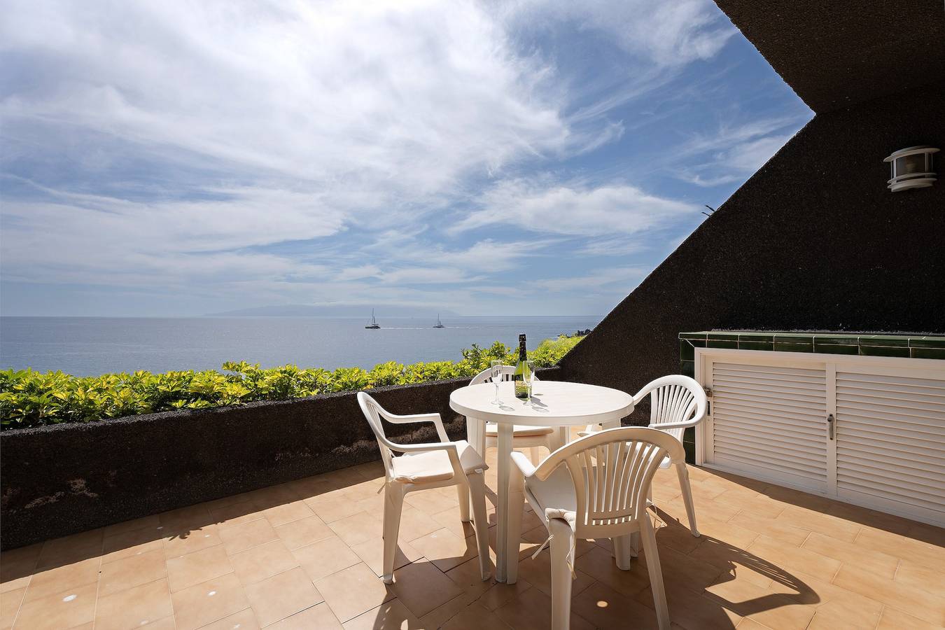 Apartamento entero, Apartamento vacacional "Costa Isora 1" con vistas al mar, piscina compartida y Wi-Fi in Cueva del Polvo, Guía de Isora