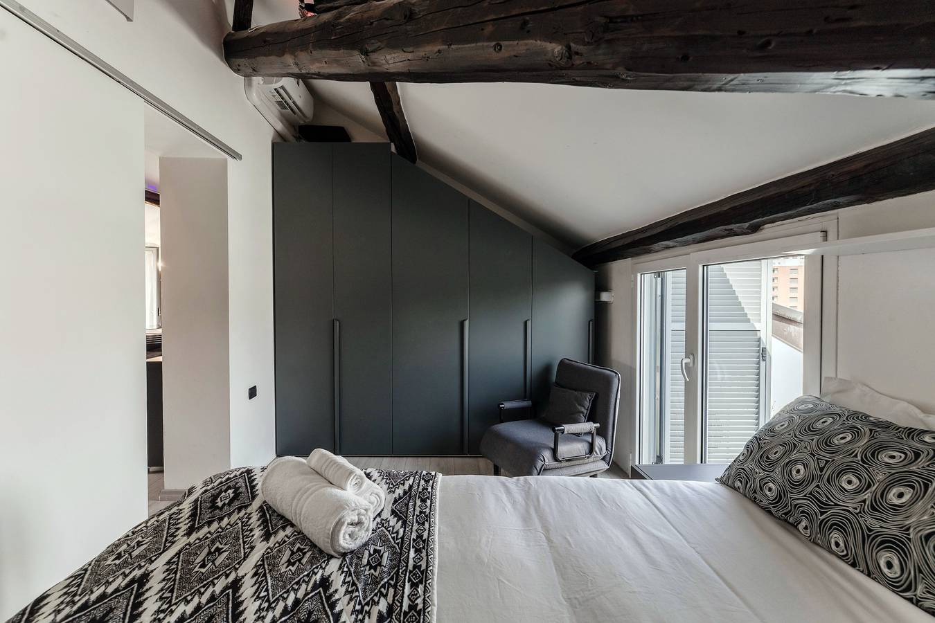 Hel ferieleilighet, Loft Rooftop in Como - 3 Terraces, Park, Ac, Bbq in Como, Comosjøen