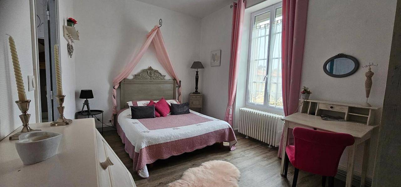 Family Room with Private Bathroom in Luçon, Fontenay-le-Comte