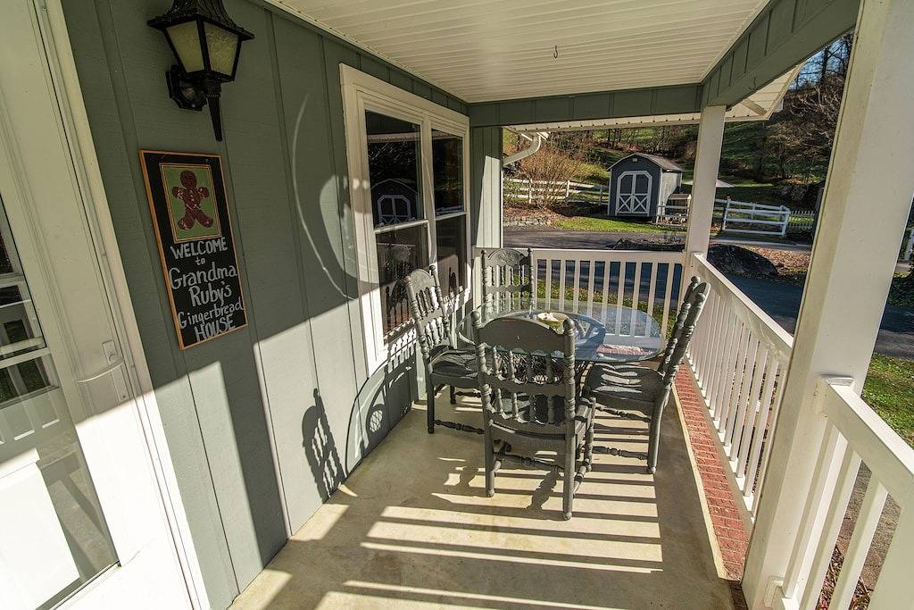 Gingerbread Hot Tub and Access to Farm Petting Zoo in Watauga Lake