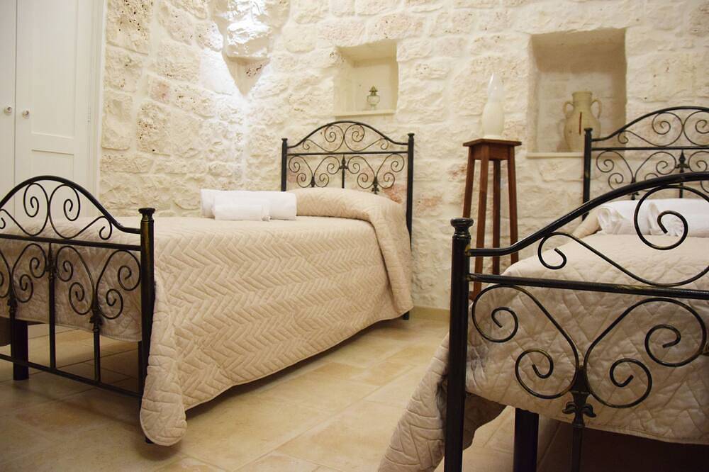 Sunflower Trullo - Domrose Residence in Locorotondo, Bari Province