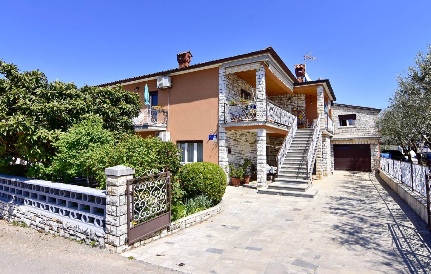 Entire holiday apartment, Lovely Apartment in Umag with Private Parking and Magnificent View in Umag, Umag Region