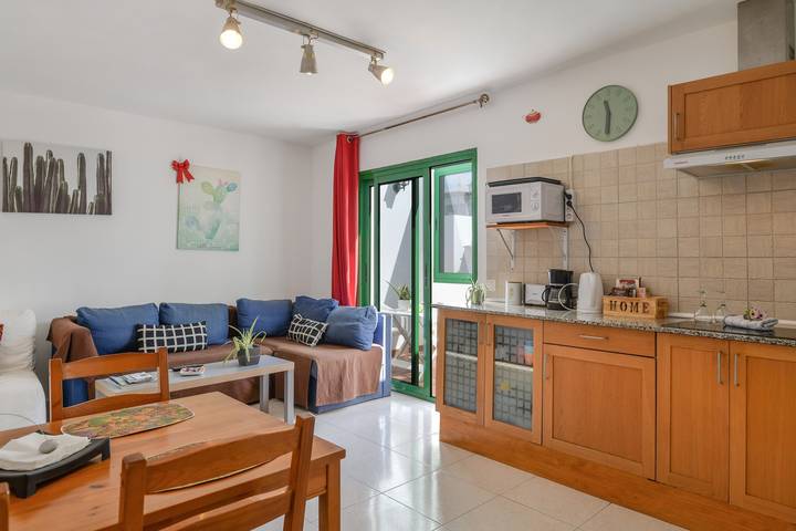 Entire apartment, Charming Holiday Apartment "Apartamento Anaca 2" Next to the Beach in Playa Blanca, Yaiza