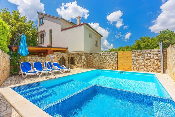 Ferienwohnung für 7 Personen, mit Balkon und Terrasse sowie Garten und Pool