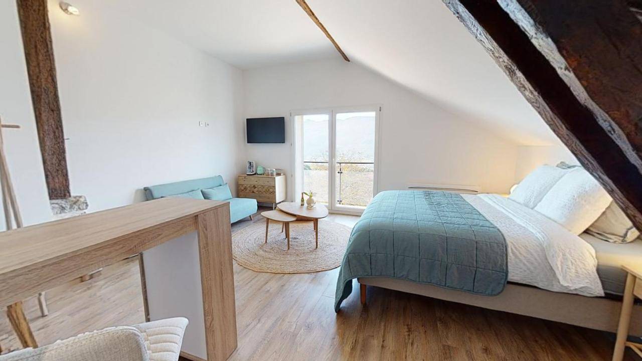 King Room with Mountain View in Seyssel, Région de Saint-Julien-en-Genevois