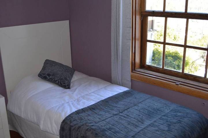 Appartement entier, This twin room has two single beds with a private separate bathroom ( bathroom across the hallway). The view is of the whole garden area and the sea can be seen on clear days. in Vilaflor, Tenerife du Sud