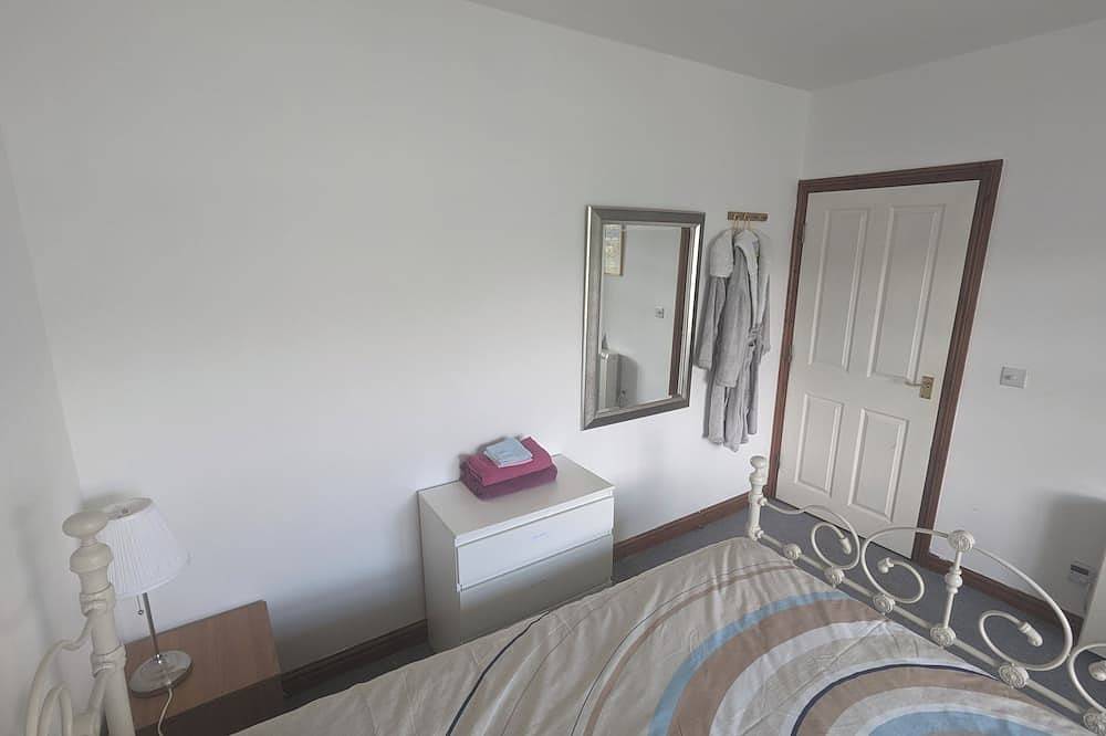 Entire apartment, The Apartment at Chalk House - 2 Bedrooms - 2 Double Beds - 1 Single Bed - 1 Cot in Huddersfield, West Yorkshire