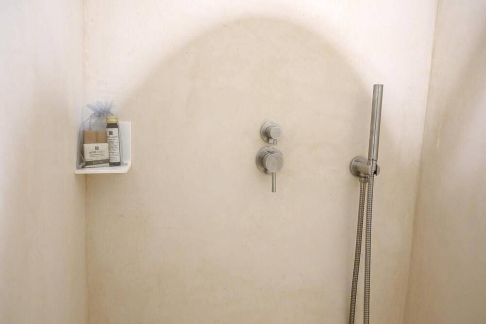 Appartement entier, Camera Matrimoniale ambiente ricercato, arredato ed impreziosito in Lecce, Province de Lecce