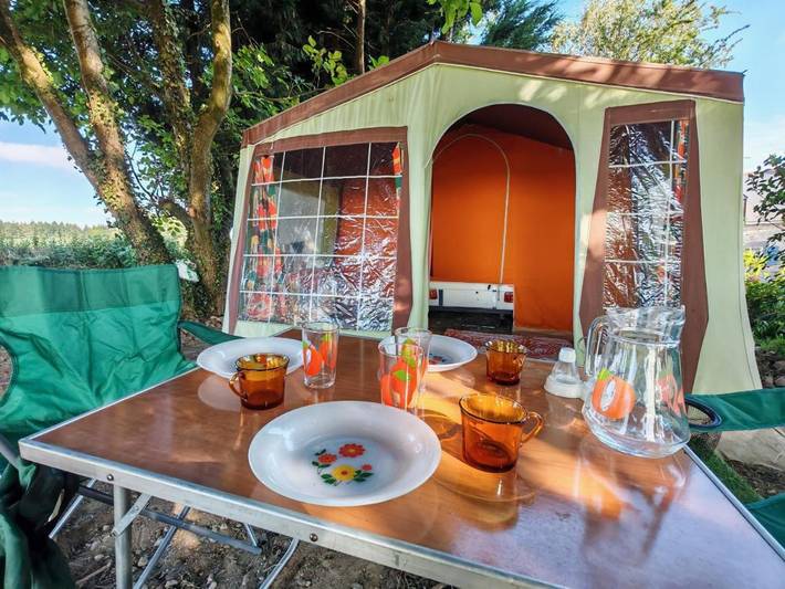 Location de vacances pour 4 personnes, avec piscine ainsi que vue et jardin à Crédin