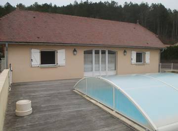 Gîte pour 4 personnes, avec piscine ainsi que terrasse et jardin dans le Jura