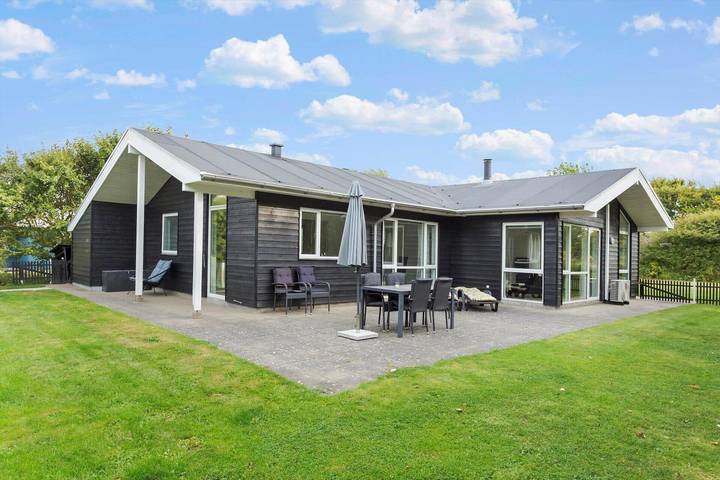 Ferienhaus für 6 Personen, mit Garten und Whirlpool sowie Terrasse in Kærgården