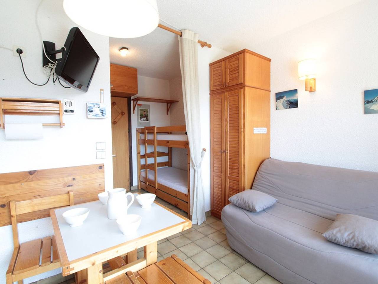 Gehele studio, Cozy Studio for 4, Ski-In/Ski-Out, Balcony with Village Views in Les Carroz, Arâches-la-Frasse
