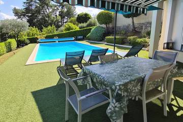 Gîte pour 3 personnes, avec terrasse et jardin à Ucel