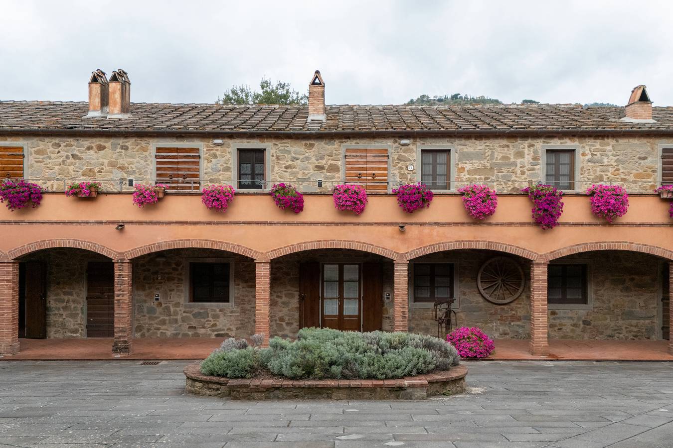 Apartamento entero, Apartamento vacacional "Monastero" con vistas a la montaña, piscina compartida y Wi-Fi in Metelliano, Provincia de Arezzo