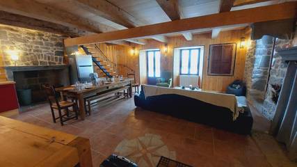 Gîte pour 8 personnes, avec jardin ainsi que vue et terrasse, adapté aux familles dans Office De Tourisme Besse