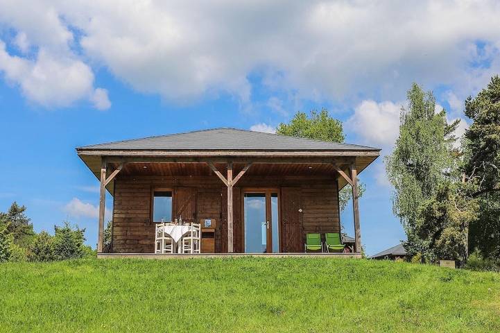 Gîte pour 6 personnes, avec terrasse et piscine ainsi que jacuzzi et sauna, animaux acceptés à Meyrignac-l'Église
