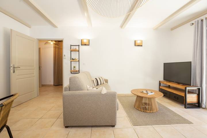 Entire apartment, “Domaine De Meyrol - Gîte 3” Apartment with Private Terrace, Wi-Fi, and Air Conditioning in Eyguières, Arles region