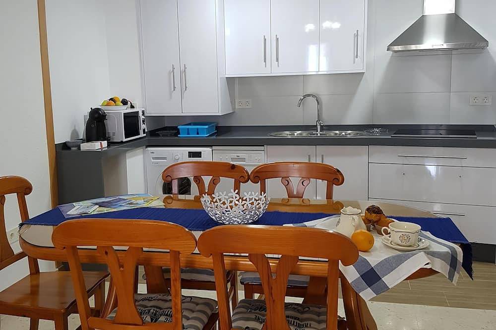 Entire apartment, Centrico And Beautiful Free Wifi Apartment in Old Town Almunecar, Almuñecar