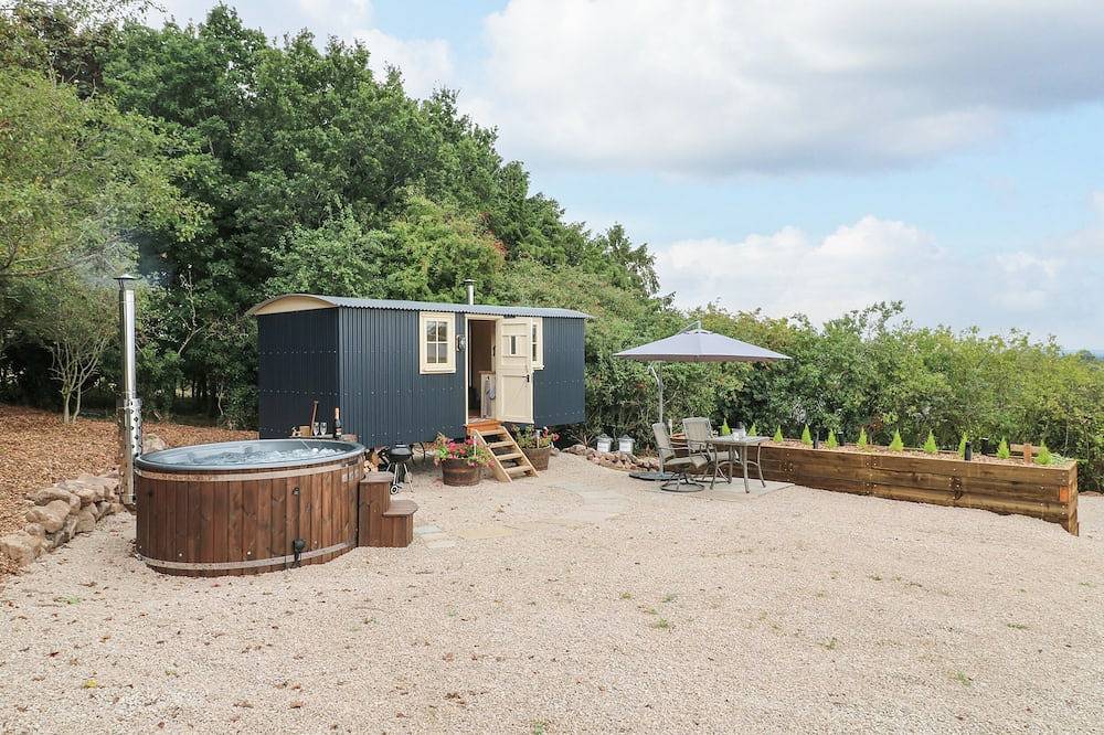 High Grounds Shepherd'S Hut, romantic, with hot tub in Ashbourne in Derbyshire