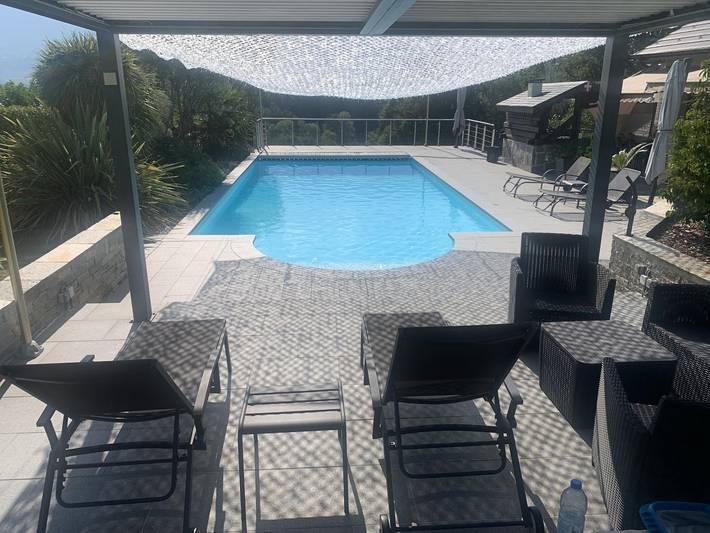 Gîte pour 4 personnes, avec Terrasse ainsi que Jardin et Piscine