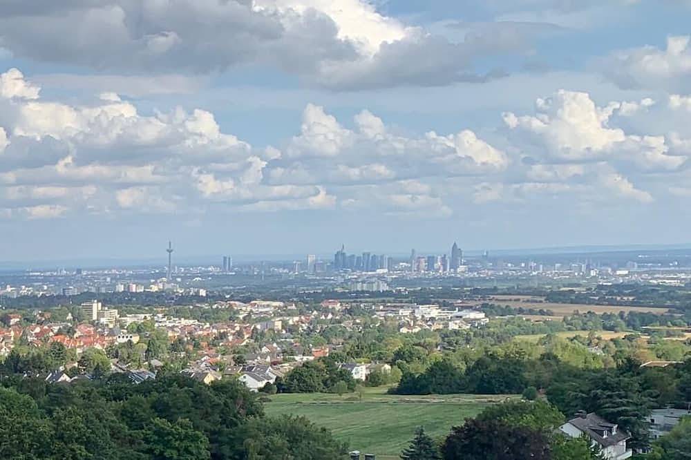 Entire apartment, Skyline apartment with pool 2-6 guests with Netflix in Kronberg, Hochtaunuskreis