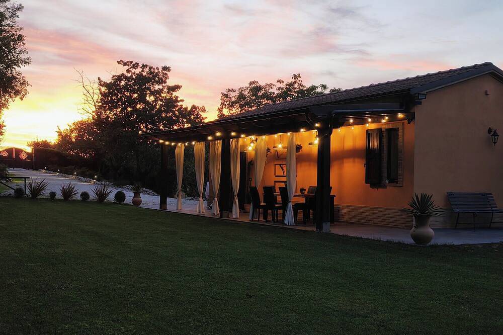 Una casa nella natura, silenziosa e poetica, ideale per ricaricare le energie. in Filottrano, Provincia di Ancona