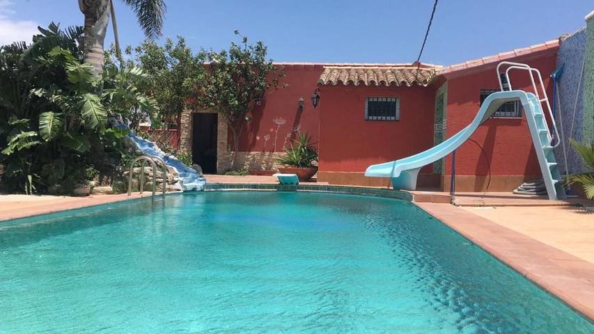 Casa de huéspuedes para 6 personas, con Terraza y Jardín además de Piscina y Vistas en Chiclana de la Frontera