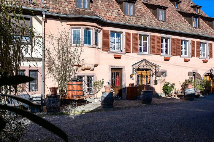 Bed and Breakfast 'Demeure D'antan - Chambre Esmeralda' with Shared Terrace, Shared Garden and Wi-Fi in Beblenheim, Ribeauvillé region