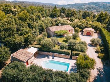 Gîte pour 6 personnes, avec jardin à Lioux