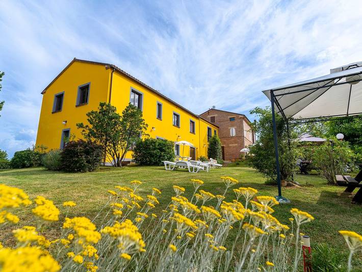Agriturismo per 5 persone, con giardino e piscina in Provincia di Macerata