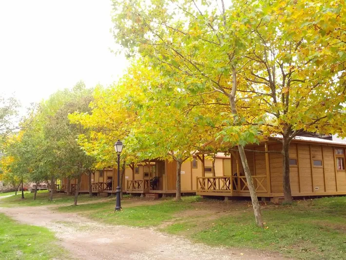 Camping pour 4 personnes, avec jardin ainsi que terrasse et piscine, animaux acceptés - 1