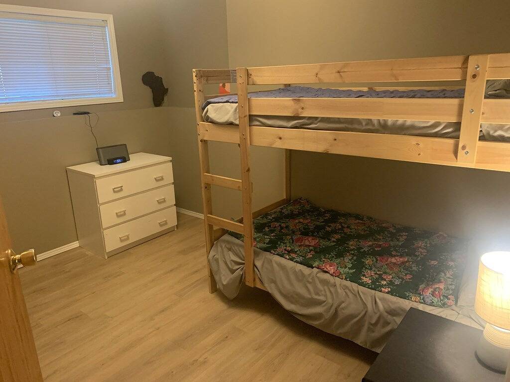 Large house - 1600 sq ft, Large Acreage - 3 minutes south of Red Deer Alberta in Red Deer