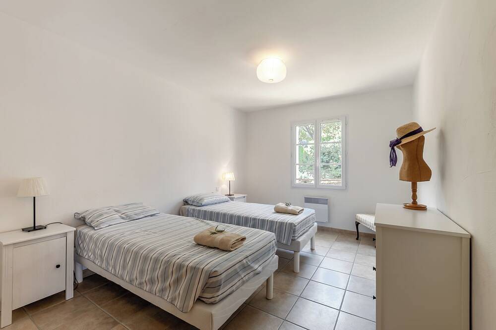 Secluded villa with breathtaking views in stunning village in Venasque, Parc naturel régional du Mont-Ventoux