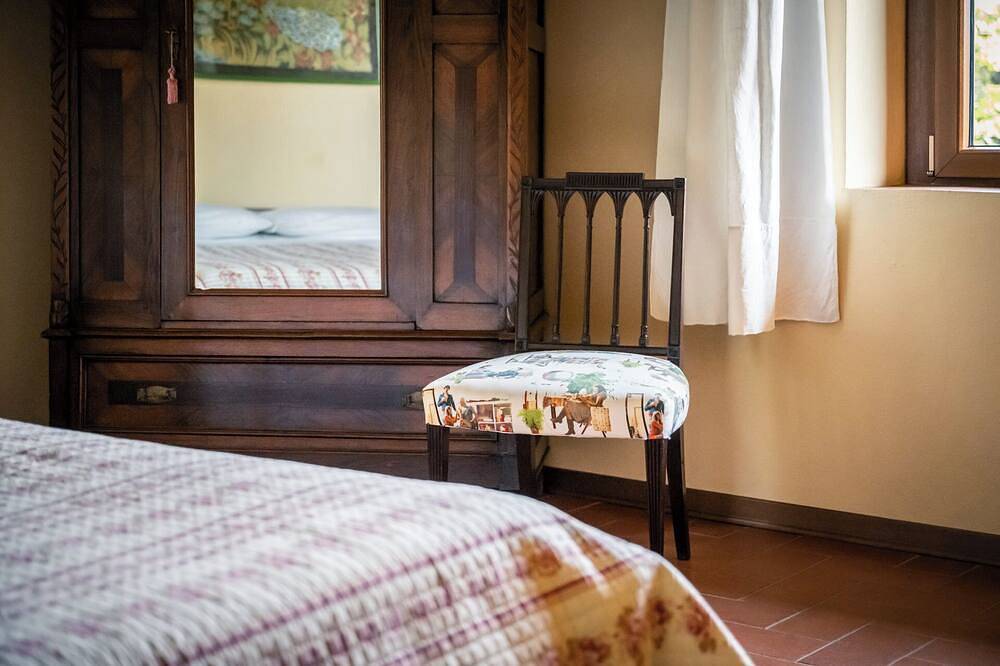 Cosy apartment in a typical farmhouse minutes to Florence, pool, views, relax. in Scandicci, Florence Province