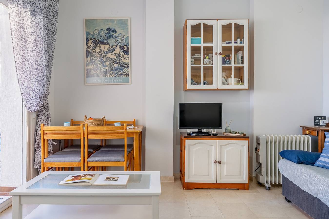 Appartement entier, Appartement 'Brisa y Mar' avec piscine partagée, terrasse privée et Wi-Fi in Calahonda, Costa Granadina