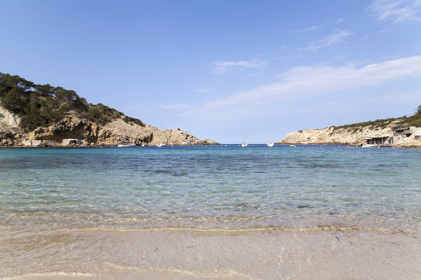 Entire holiday apartment, Buganvillehouse Seasunset 5Min walk to cala vadela in Cala Vedella, Ibiza