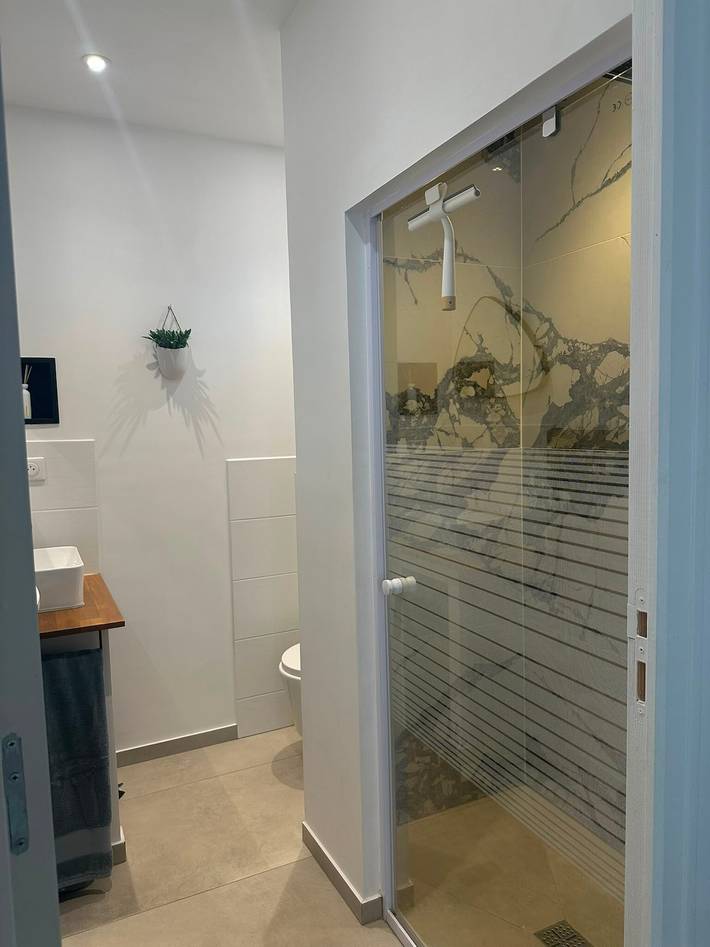 Entire studio, Studio Apartment 'Le Petit Nid' with Private Terrace, Wi-Fi and Air Conditioning in Carsac-de-Gurson, Périgord Pourpre