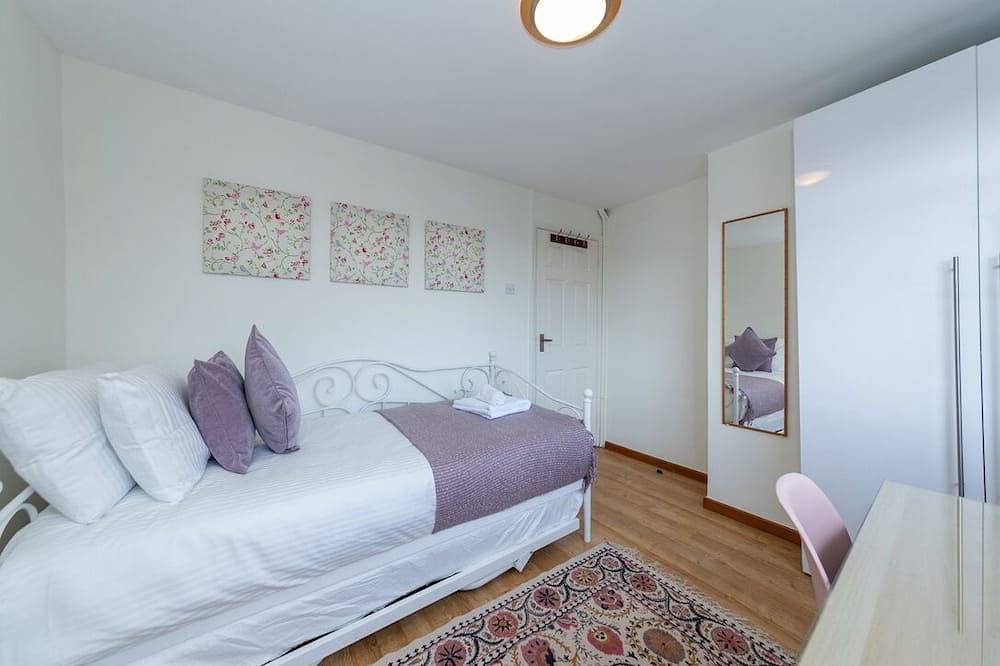 Family Home, beautiful view of Windsor Castle, 5 minute walk to shops and River in Eton, Berkshire