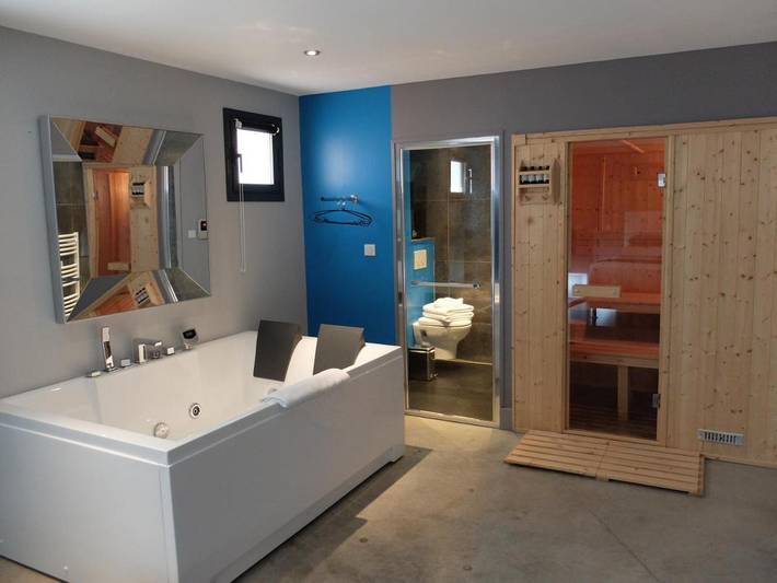 Chambre d’hôte pour 2 personnes, avec piscine et jacuzzi ainsi que sauna et terrasse