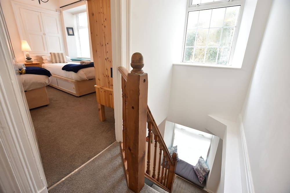 Delightful 2 Bedroom Cottage, just Off Village Square, sleeps 4,Pets Friendly in Aberdyfi, Aberdovey