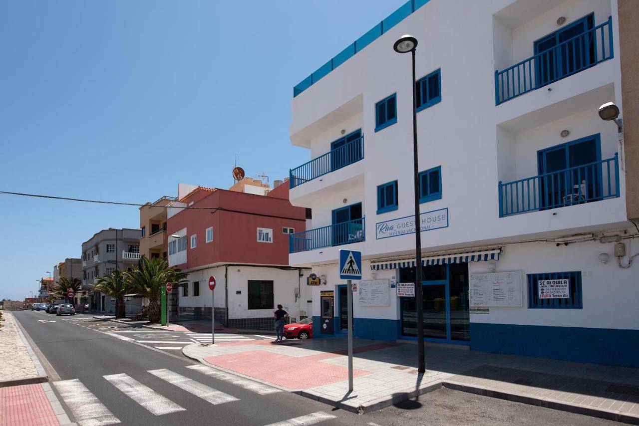 Bunk bed room with a window facing the street in Los Abrigos, Granadilla de Abona