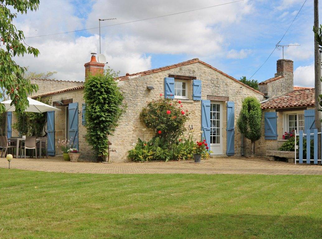 Gîte Le Cottage Bleu, avec piscine et jardin in Lairoux, Fontenay-le-Comte