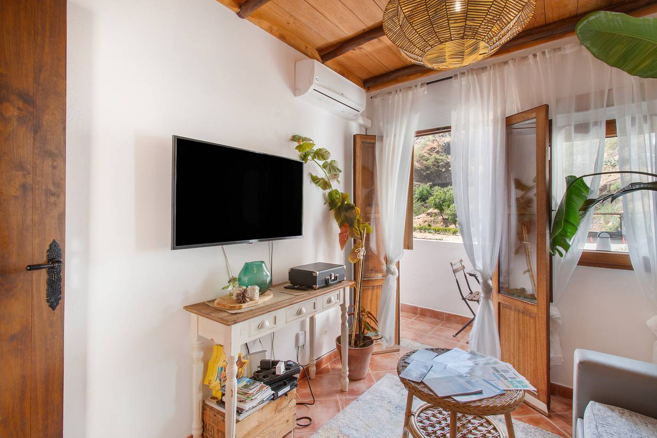 Entire apartment, Vacation 'Casa Fuente Hervera' with Mountain View, Wi-Fi and Air Conditioning in El Peñón, Vega de San Mateo