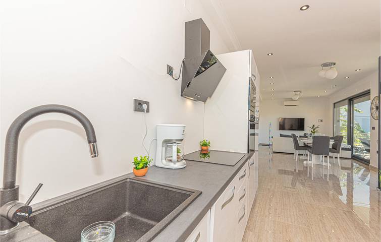 Ganze Ferienwohnung, Geräumige 150 m² große Wohnung mit Pool und WLAN, 900 m vom Strand entfernt in Brodarica, Šibenik-Knin