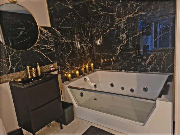 Apartamento de vacaciones para 2 personas, con jardín además de balcón y jacuzzi - 1