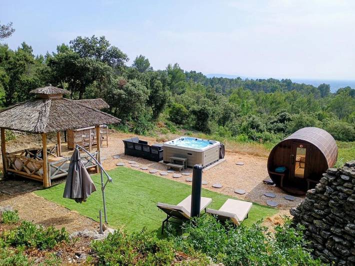 Appartement de vacances pour 4 personnes, avec Jacuzzi et Terrasse ainsi que Jardin et Piscine