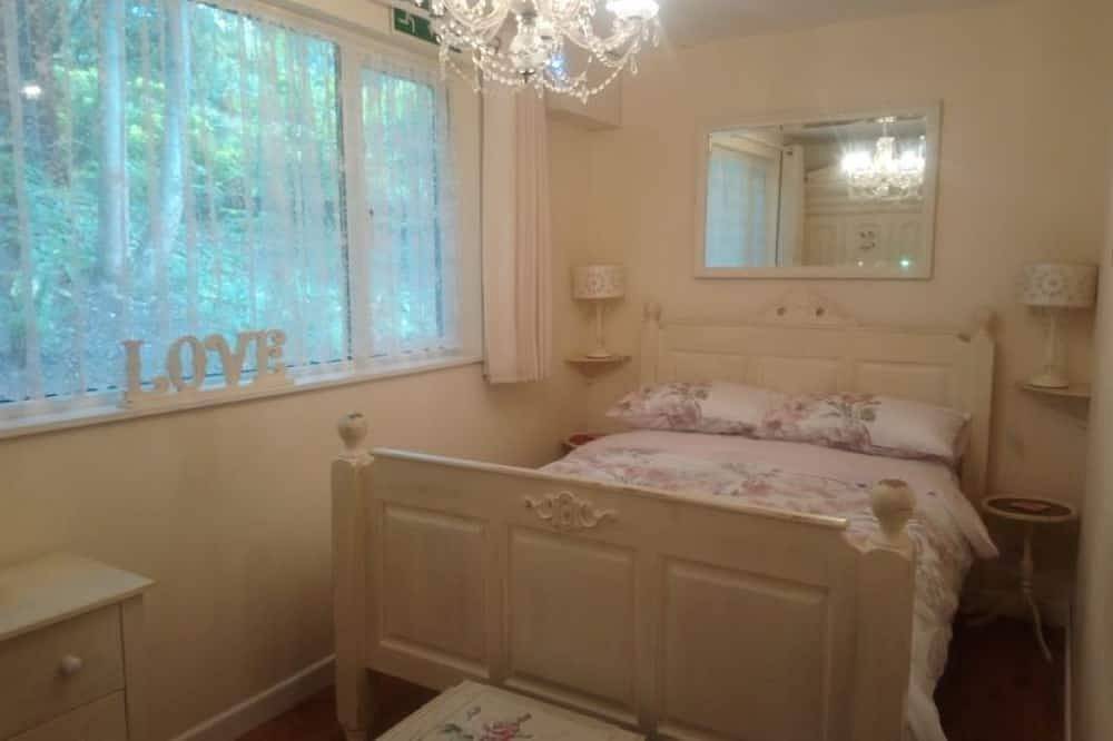 'Woodside Lodge' with private indoor pool. Secluded location, near to Ryde town. in Ryde, Isle of Wight