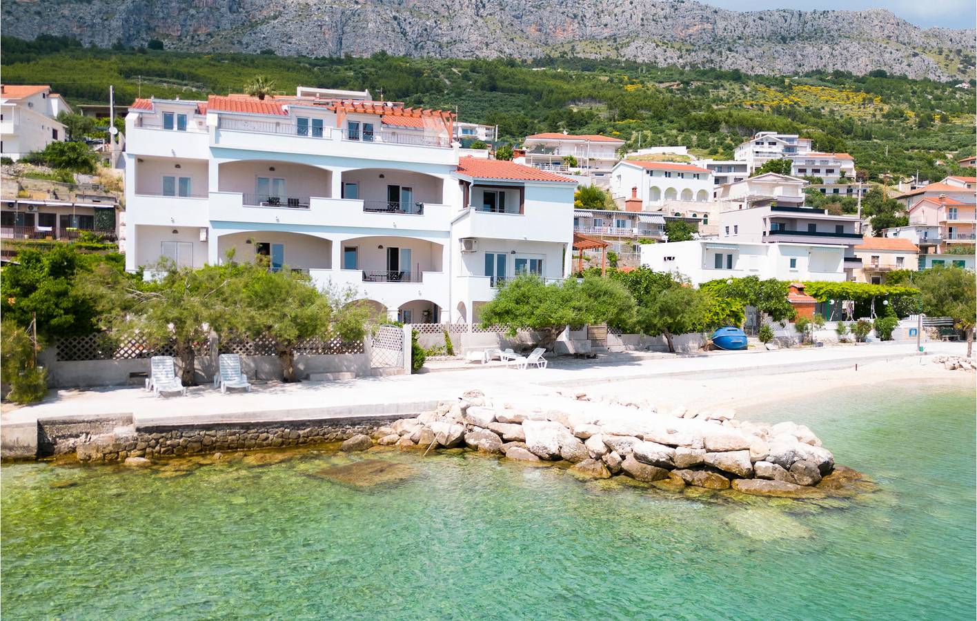 Ganze Ferienwohnung, Gemütliche Ferienwohnung mit Terrasse, WLAN und Parkplatz, 1 km vom Strand entfernt in Jesenice, Split-Dalmatien